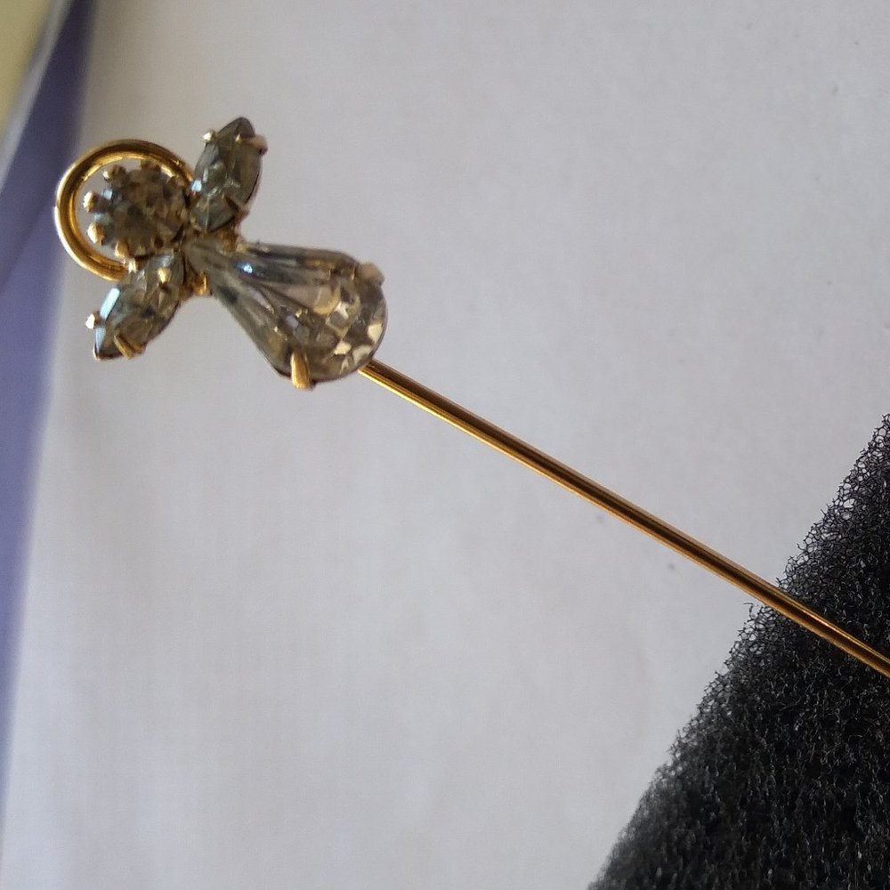 The gemstone angel pin broach